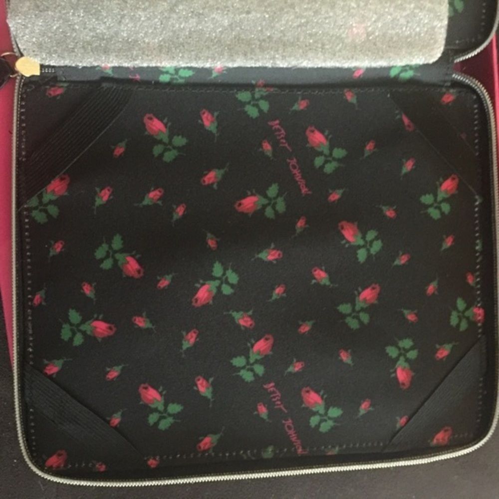 Betsey Johnson Pineapple iPad Zip Case - Picture 3 of 5